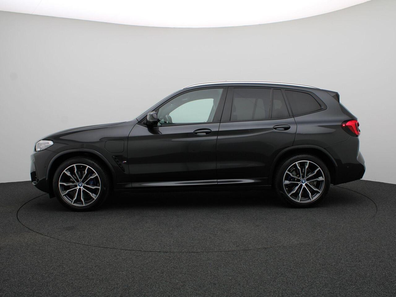 BMW X3 xDrive30e M Sportpakket | Trekhaak | Panoramadak | Driving Assistant | Head-Up Display | Harman Kardon | 20"
