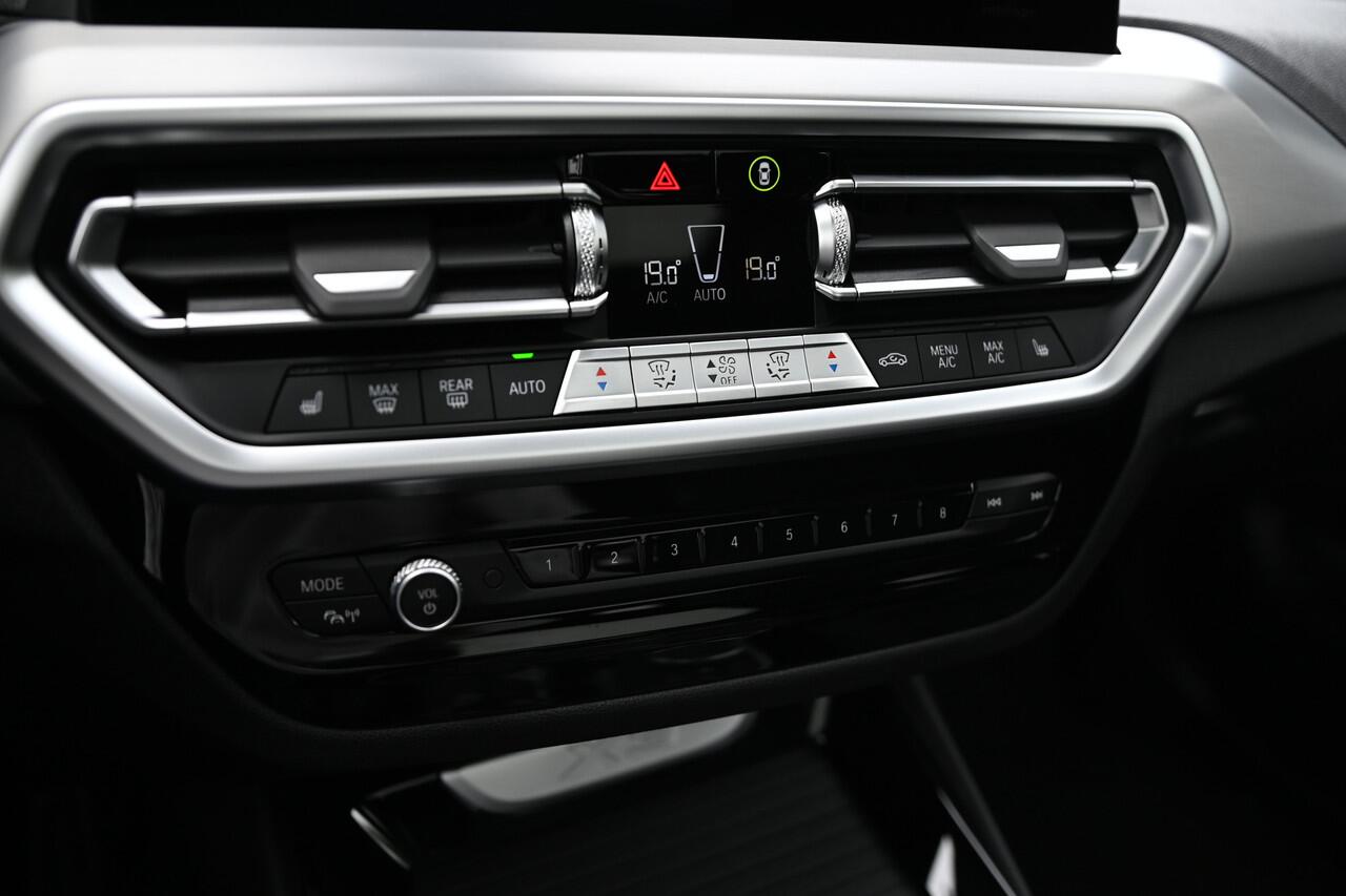 BMW X3 xDrive30e High Executive M Sport Automaat / Panoramadak / Trekhaak / Laserlight / Sportstoelen / Comfort Access / Head-Up / Stoelverwarming / Live Cockpit Professional