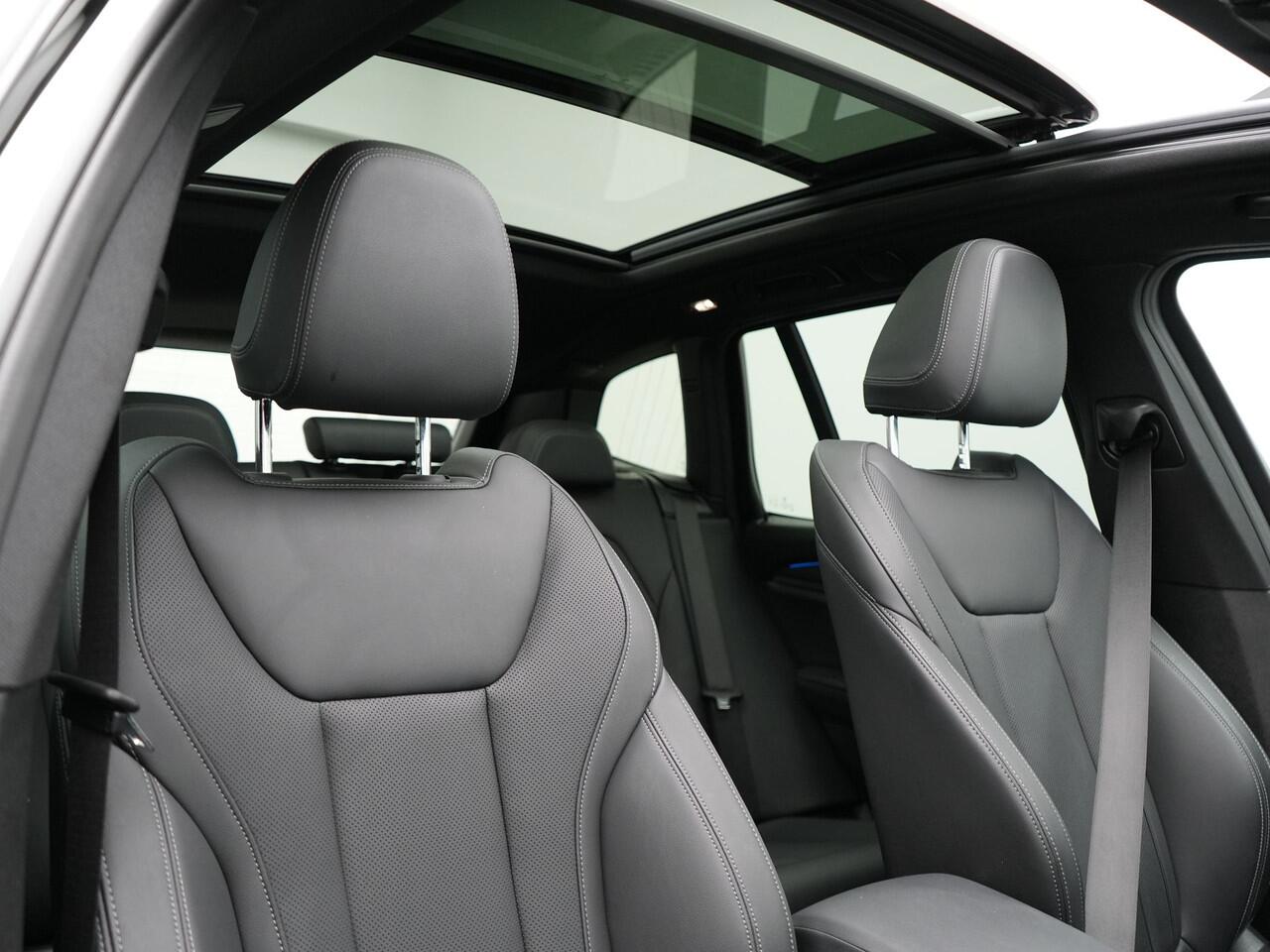 BMW X3 xDrive30e M Sport Plug In Hybrid PHEV | Facelift | Panodak | Carplay | Lederen Sportstoelen Verwarmd | Camera | Sfeerverlichting | Keyless |