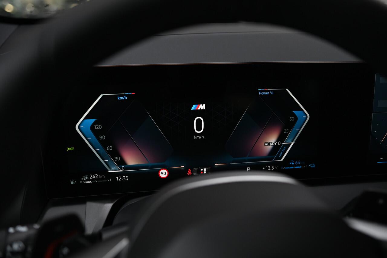 BMW X3 30e xDrive M Sport Automaat / Panoramadak / Trekhaak / Stoelventilatie / Parking Assistant Plus / Comfort Access / Adaptieve LED / Stuurverwarming