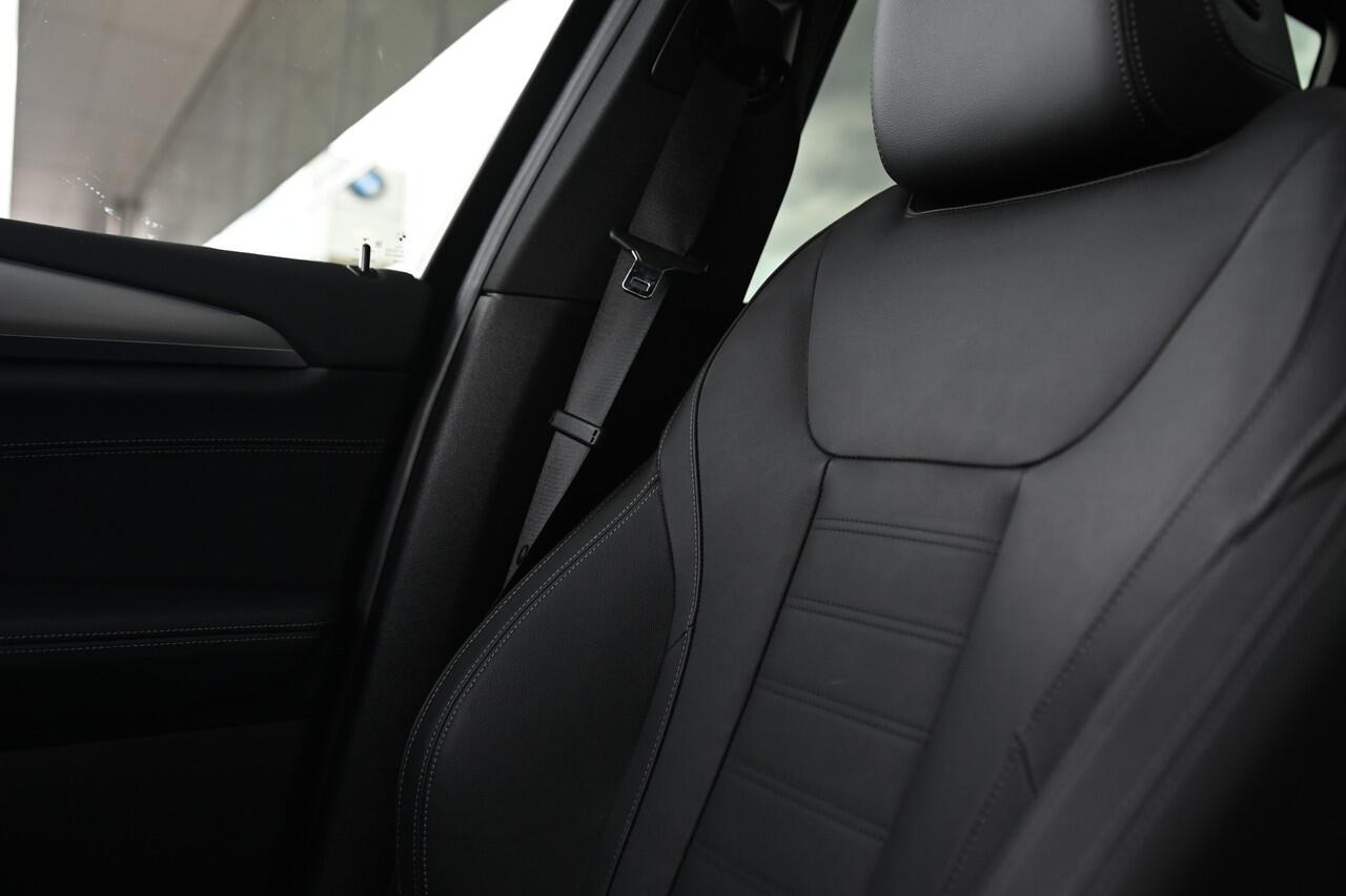 BMW X3 xDrive30e High Executive M Sport Automaat / Panoramadak / Achteruitrijcamera / Sportstoelen / Adaptief onderstel / Stoelverwarming / Adaptieve LED / Parking Assistant / Live Cockpit Professional