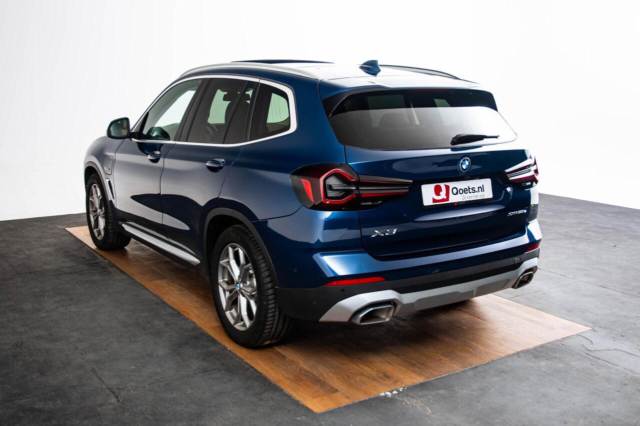BMW X3 xDrive30e Panoramadak - Sportstoelen - Elektrisch verwarmde voorstoelen - Geluiddempende/Getinte Ruiten - zonneschermen - Comfort Access - Ambiance verlichting - Parking Assistant -