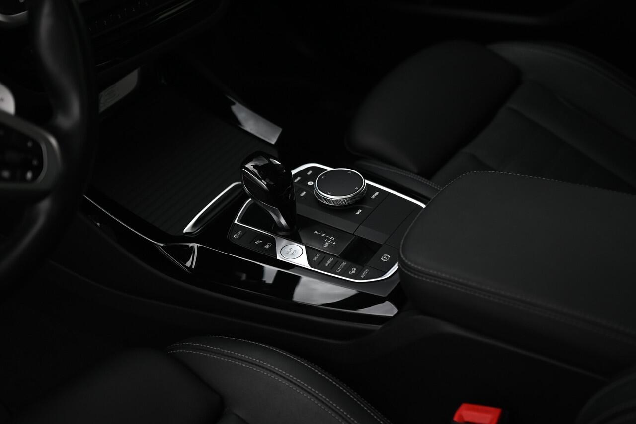 BMW X3 xDrive30e High Executive M Sport Automaat / Panoramadak / Achteruitrijcamera / Sportstoelen / Adaptief onderstel / Stoelverwarming / Adaptieve LED / Parking Assistant / Live Cockpit Professional