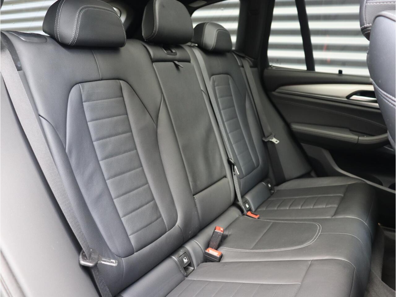 BMW X3 xDrive20i | High Executive | M Sportpakket | Panodak | Parking Pack | Hi-Fi | Getint Glas | 19'' LMV