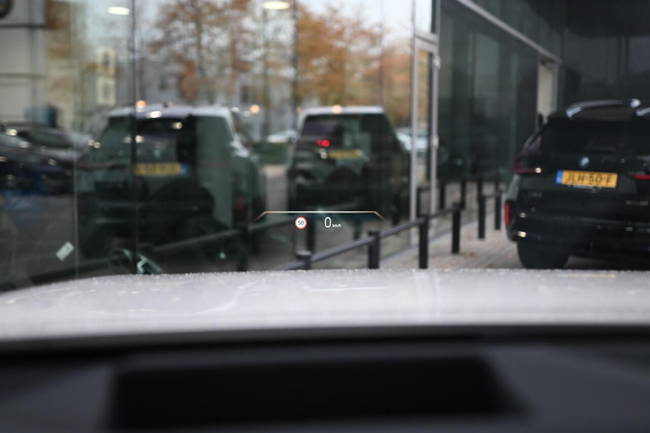 BMW X3 30e xDrive M Sport Automaat / Panoramadak / Trekhaak / Stoelventilatie / Parking Assistant Plus / Comfort Access / Adaptieve LED / Stuurverwarming