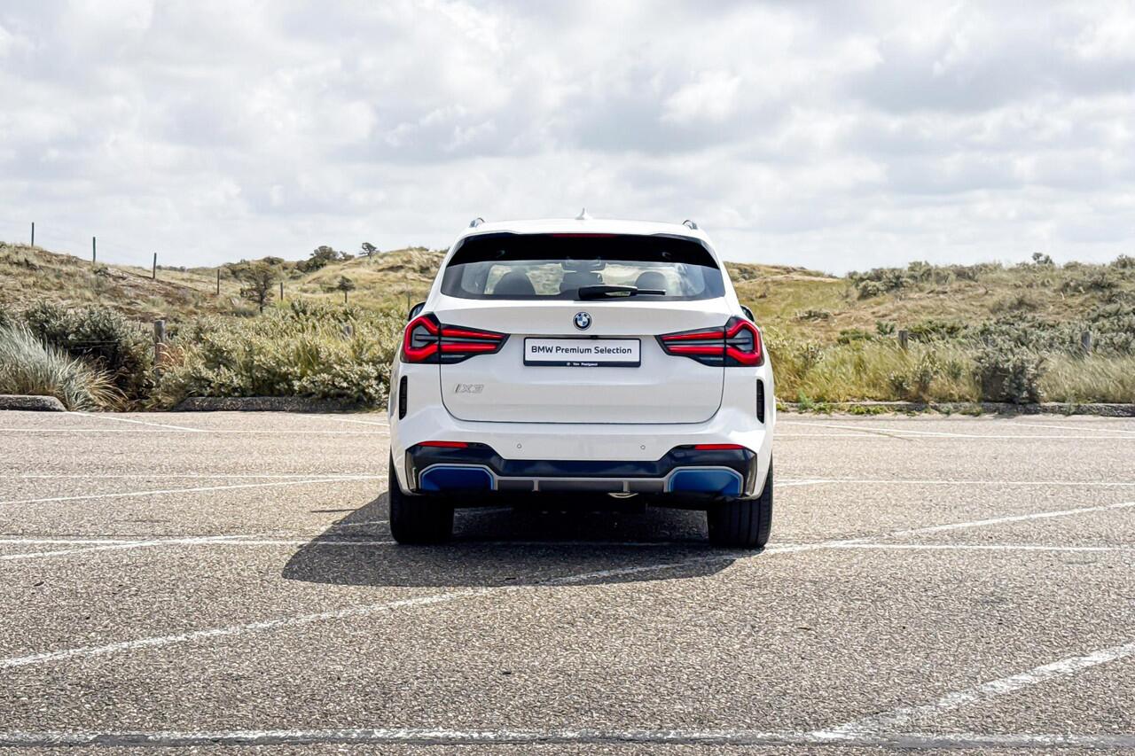 BMW X3 iX3 High Executive 80 kWh | Glazen Panoramadak | Harman Kardon | Stoelverwarming | Trekhaak |