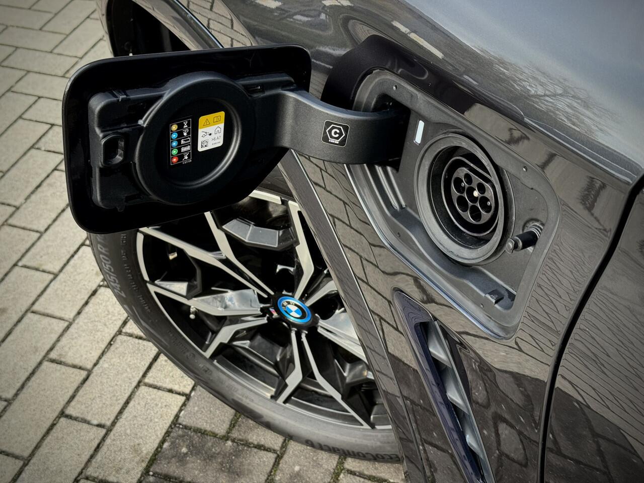 BMW X3 xDrive30e M-Sport | Facelift Plug In Hyrbide 292 pk Dealer O.H. | Panoramadak | Laserlicht | 360 Camera | HUD | HiFi | Keyless Entry | Apple Carplay | Sfeerverlichting