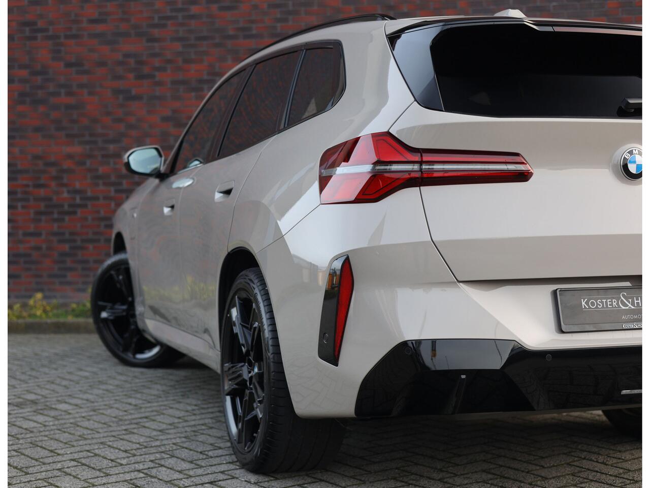 BMW X3 30e xDrive | Trekhaak - Pano - Iconic Glow