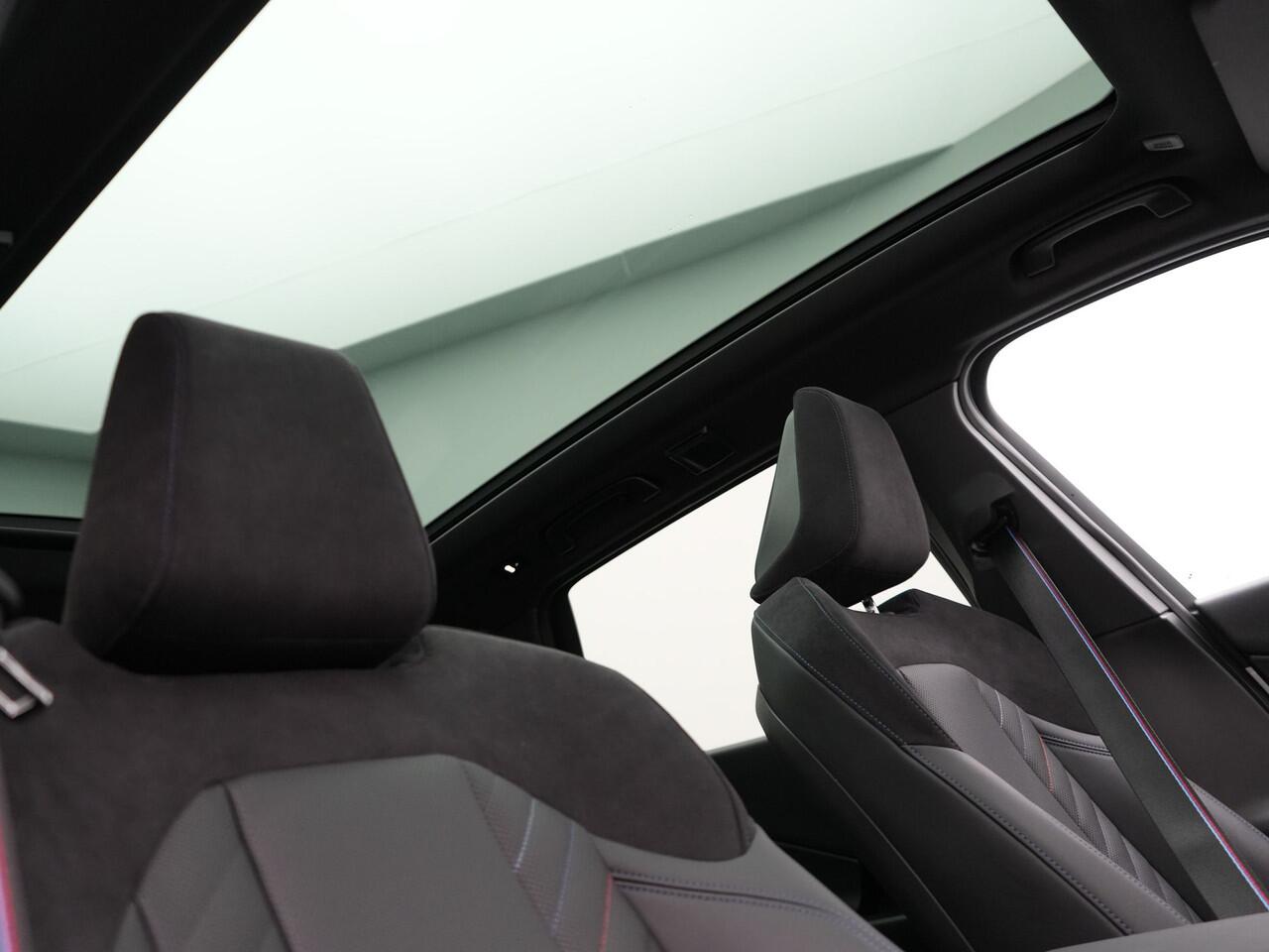 BMW X3 30e xDrive M Sport PRO Plug In Hybrid 299pk PHEV | Panodak | Trekhaak af Fabriek | Adaptive Cruise | 21"L.M | 360 Camera | Head Up | Harman Kardon | Lederen Sportstoelen Memory & Verwarmd | Widescreen | Navigatie | DAB |