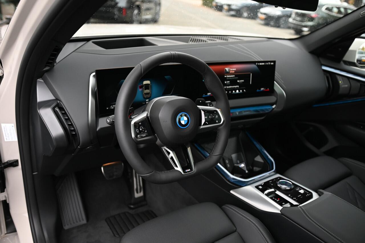 BMW X3 30e xDrive M Sport Automaat / Panoramadak / Trekhaak / Stoelventilatie / Parking Assistant Plus / Comfort Access / Adaptieve LED / Stuurverwarming