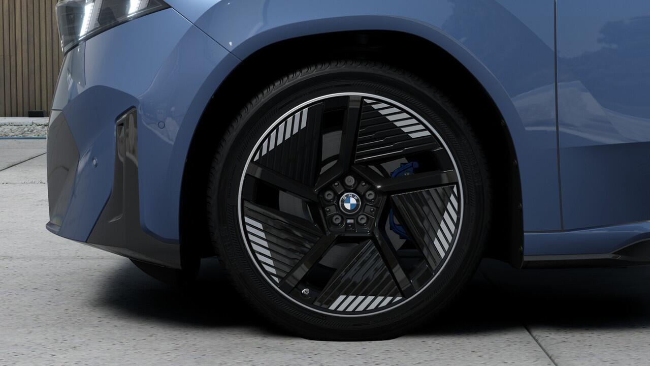 BMW X3 iX3 50 xDrive M Sport / Panoramadak / Trekhaak / Multifunctionele Stoelen / Parking Assistant Plus / Stuurverwarming