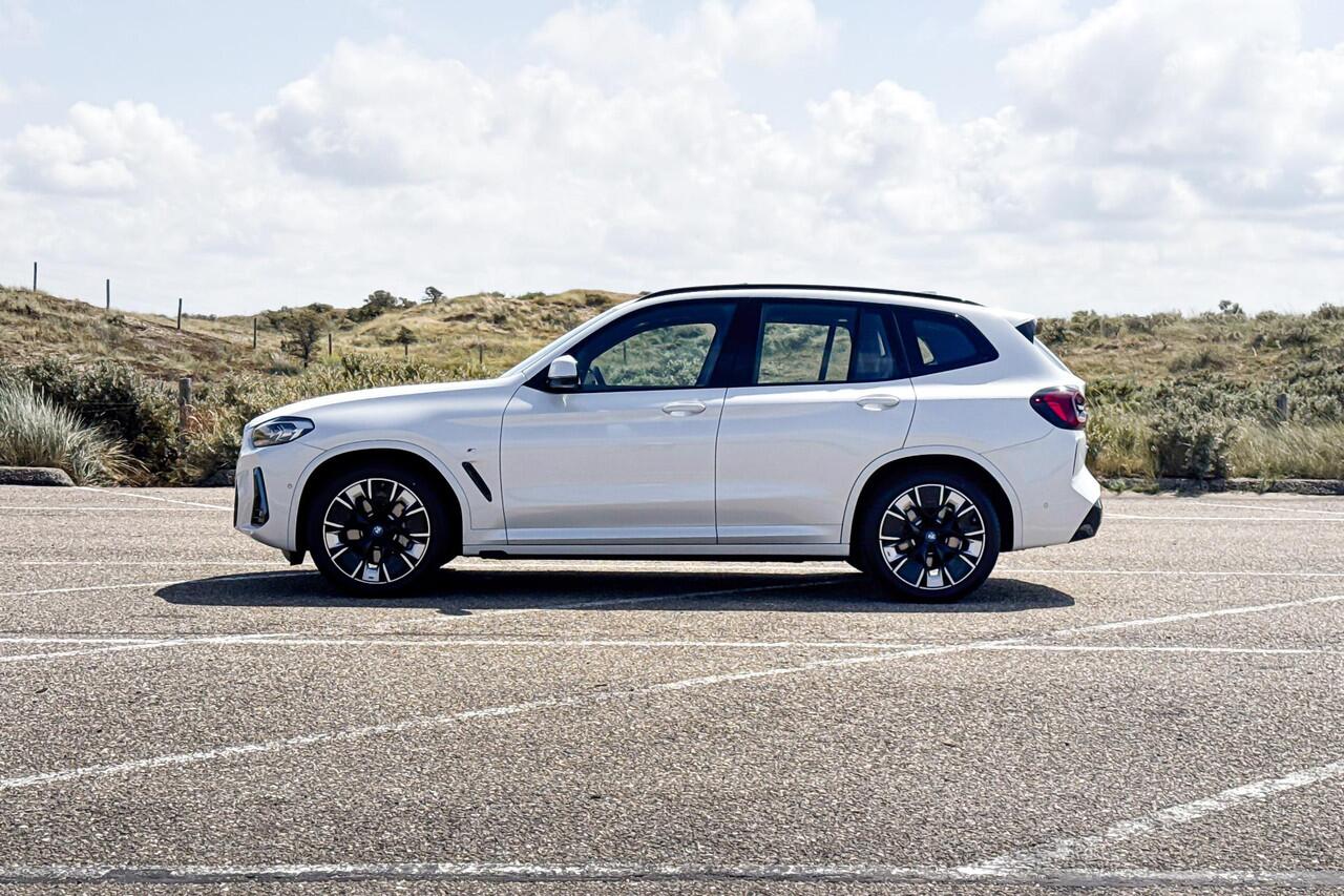 BMW X3 iX3 High Executive 80 kWh | Glazen Panoramadak | Harman Kardon | Stoelverwarming | Trekhaak |