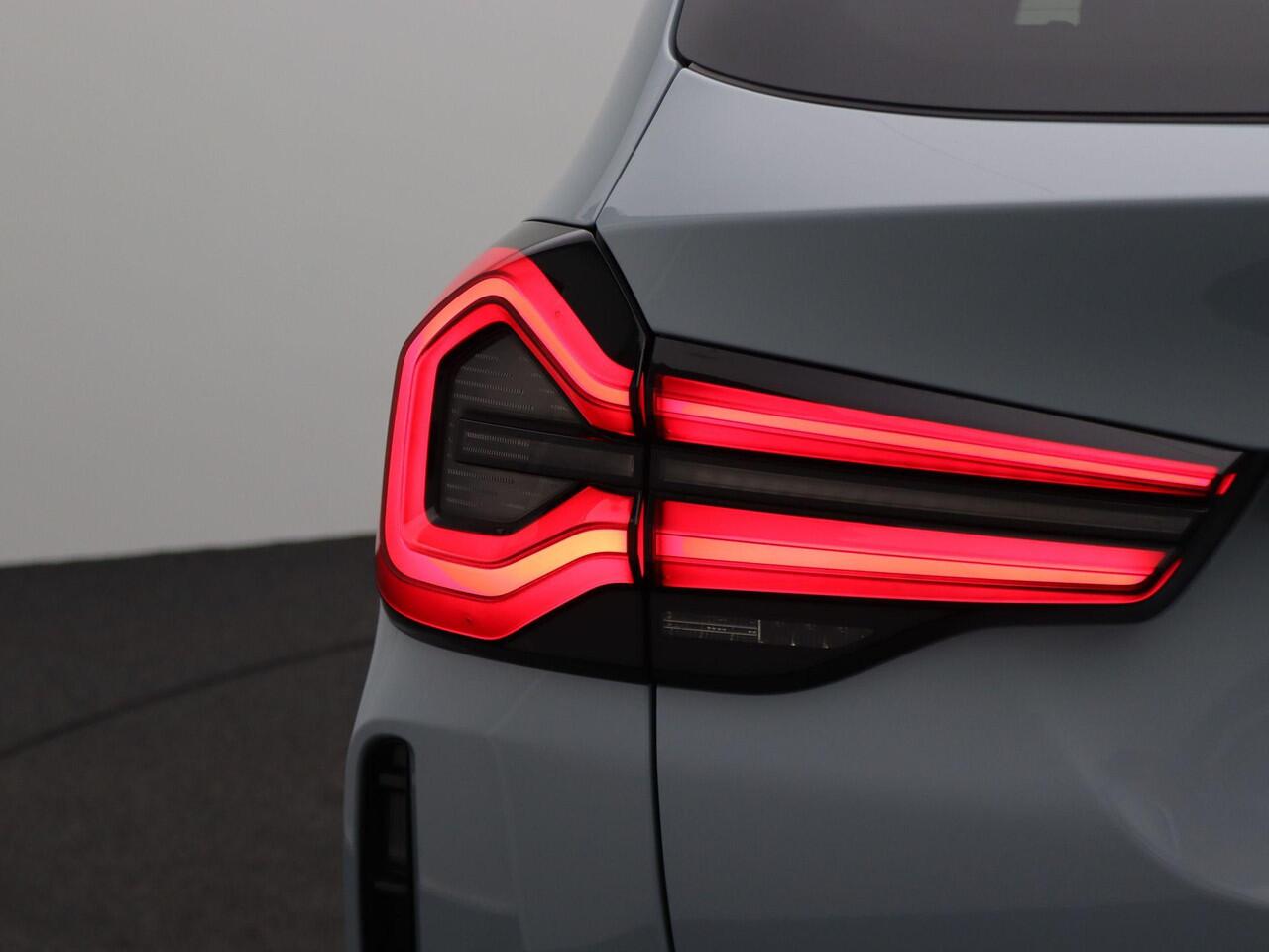 BMW X3 xDrive30i High Executive | M Sportpakket | Trekhaak | Panoramadak | Driving Assistant | Active Cruise Control | Head-Up Display | Harman Kardon | 20''