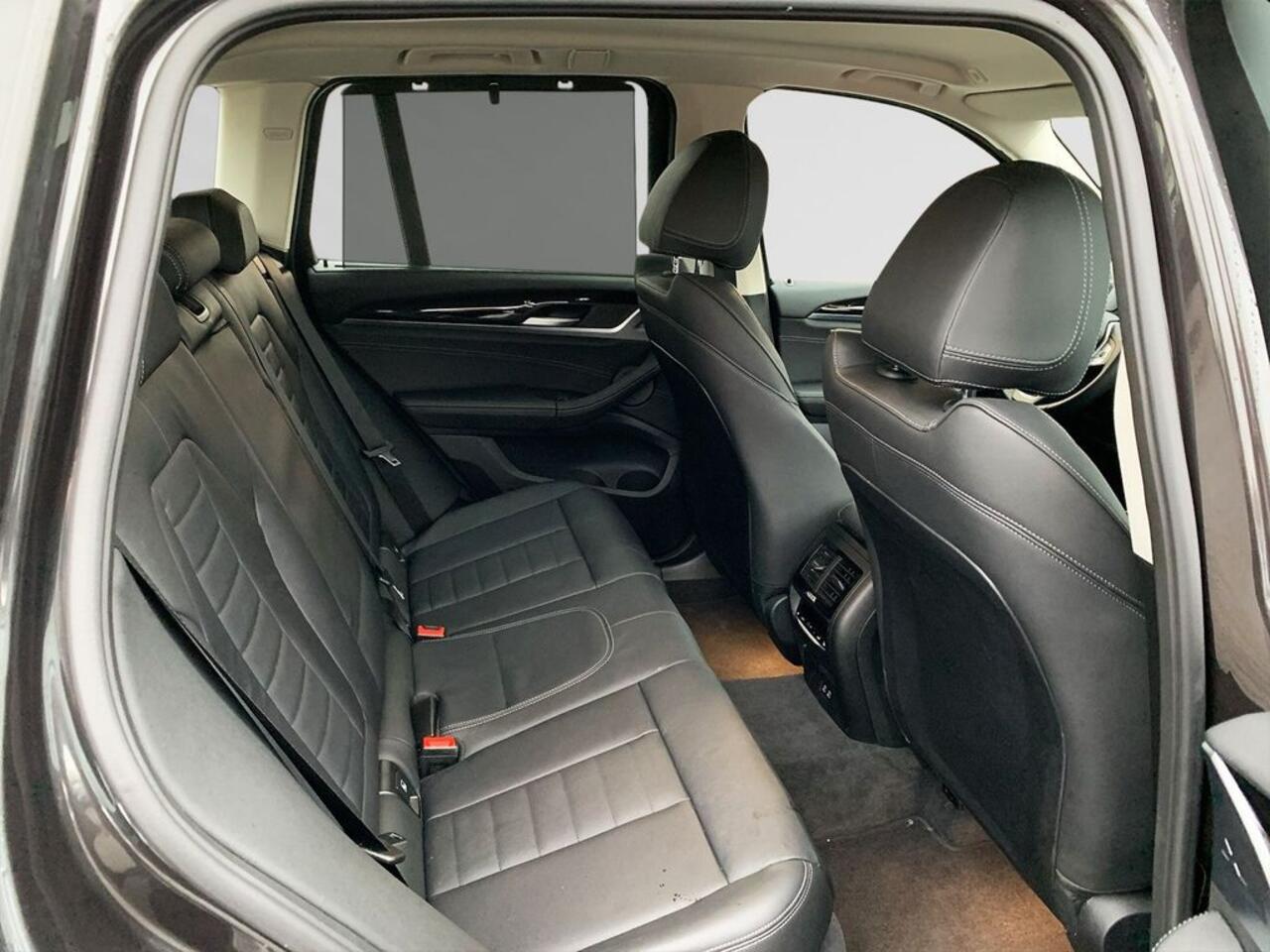 BMW X3 xDrive20i ACC Trekhaak Leder Sportstoelen Live Cockpit Harman Kardon Stoelverwarming Stuurverwarming