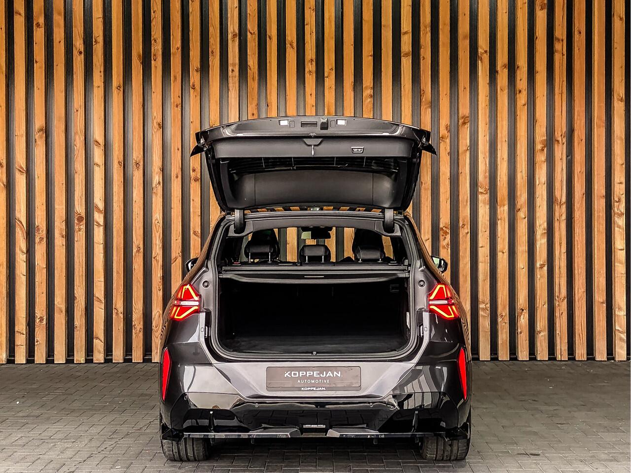 BMW X3 30e xDrive 299PK M-Sport | PANO | KEYLESS | SFEERVERLICHTING | RIJASSISTENT PLUS | HARMAN / KARDON |