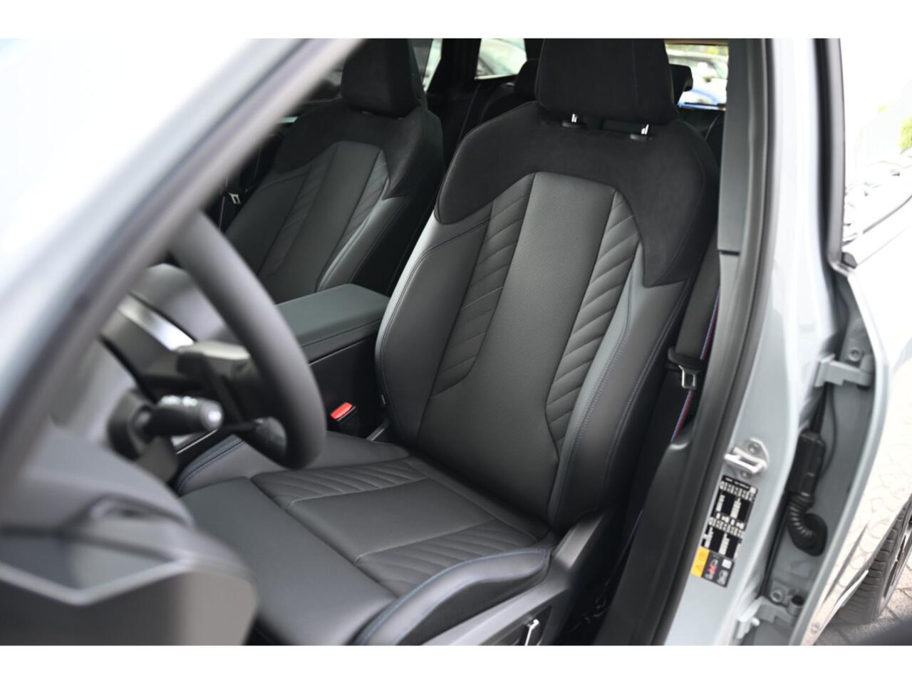 BMW X3 30e xDrive M Sport Automaat / Panoramadak / Trekhaak / Sportstoelen / Adaptieve LED / Parking Assistant Plus / Stoelventilatie / Comfort Access