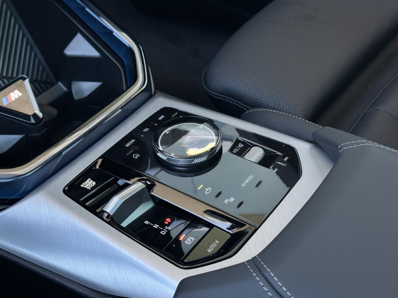 BMW X3 30e xDrive M Sport Automaat / Panoramadak / Trekhaak / Sportstoelen / Adaptieve LED / Parking Assistant Plus / Stoelventilatie / Comfort Access / Stuurverwamring