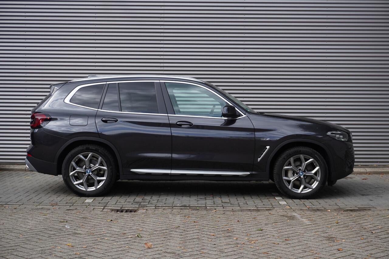 BMW X3 xDrive30e Trekhaak met elektrisch wegklapbare kogel | Parking Assistant Plus | Extra getint glas | 19 inch LM Y-spaak (Styling 693) in Ferric Grau