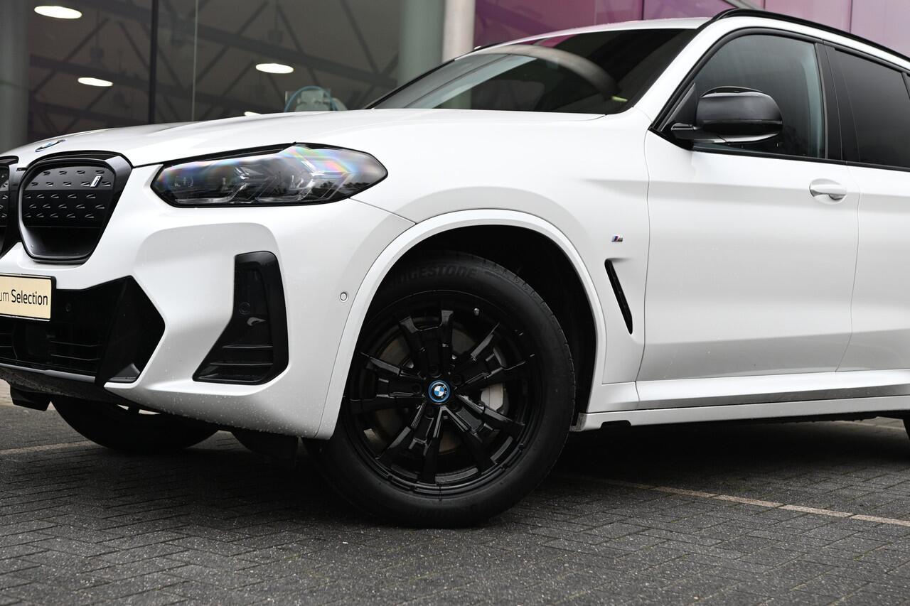 BMW X3 iX3 Executive / Trekhaak / Panoramadak / Sportstoelen / Achteruitrijcamera / Adaptieve LED / Live Cockpit Professional / Adaptief onderstel