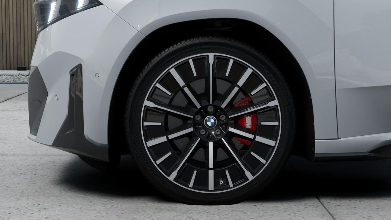 BMW X3 iX3 50 xDrive M Sport / Panoramadak / Trekhaak / M Sportstoelen / Parking Assistant Professional / Stuurverwarming / Head-Up