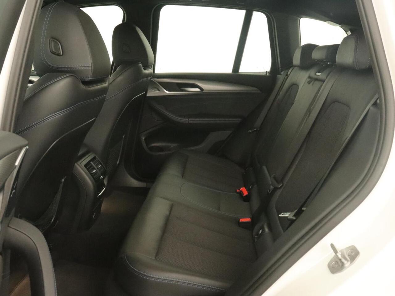 BMW X3 xDrive30e M Sport | 360 Camera | Harman/Kardon | Stoelverwarming | 20'' | Sportstoelen | Sfeerverlichting | Half leder | Navigatie | Live Cockpit | Keyless | PHEV | Plug In