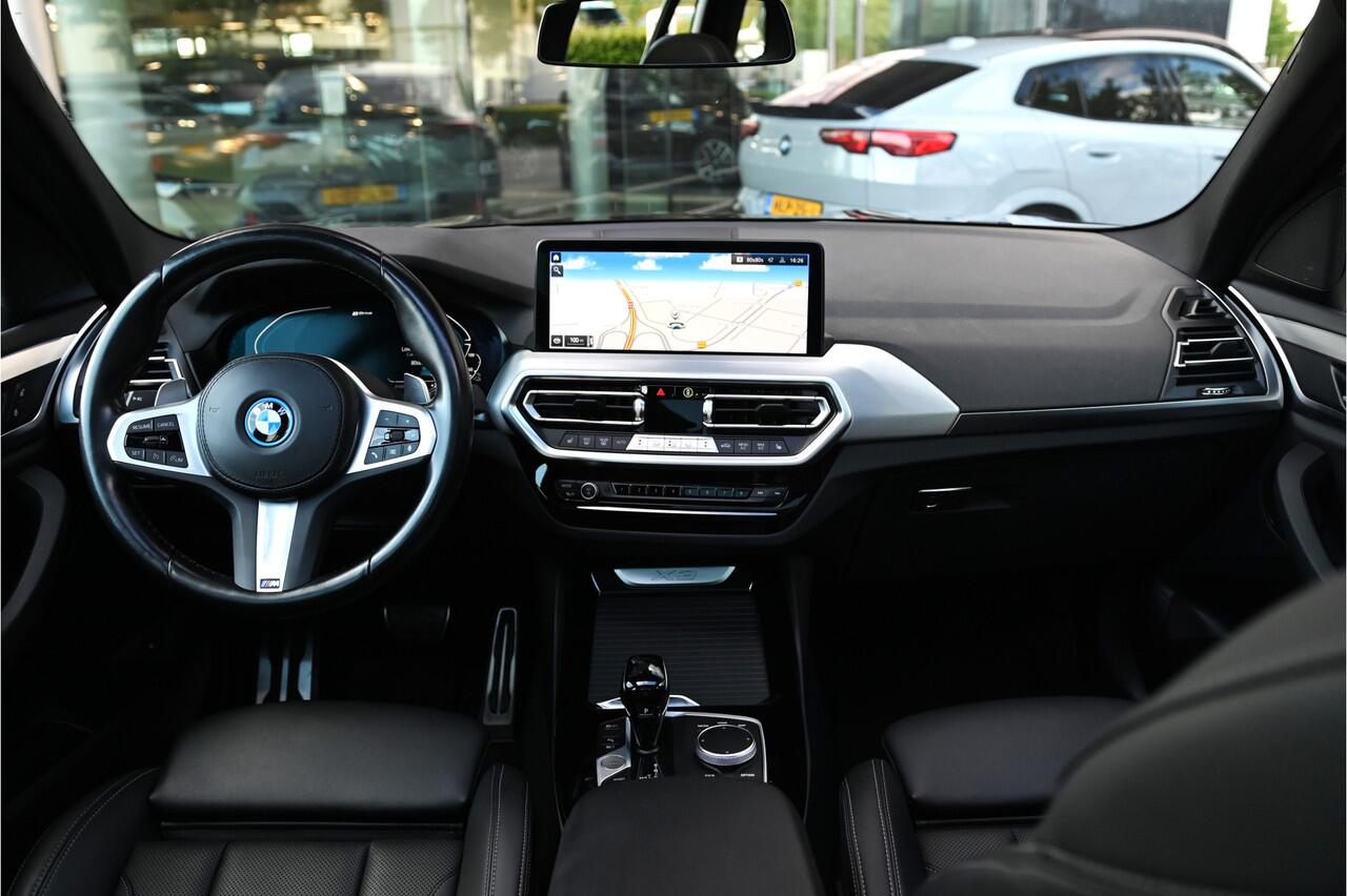 BMW X3 xDrive30e High Executive M Sport Automaat / Panoramadak / Trekhaak / Sportstoelen / Achteruitrijcamera / LED / Stoelverwarming / BMW Live Cockpit Professional