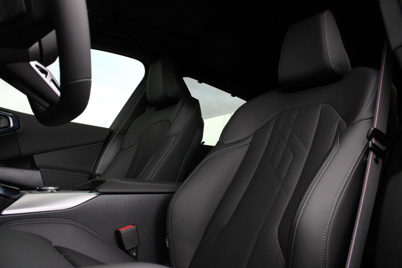 BMW X3 30e xDrive M Sport Automaat / Panoramadak / Trekhaak / Sportstoelen / Adaptieve LED / Parking Assistant Plus / Comfort Access / Stuurverwarming