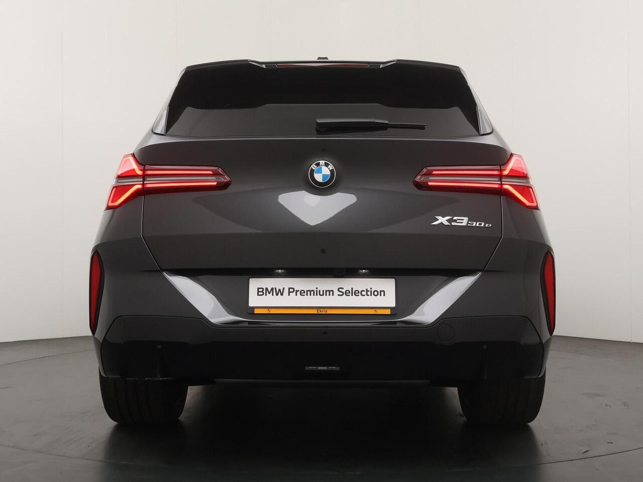 BMW X3 30e xDrive M-Sport Pro | Panoramadak | Head-Up | Adaptive Cruise | Trekhaak | Stuurverwarming | Comfort Access |