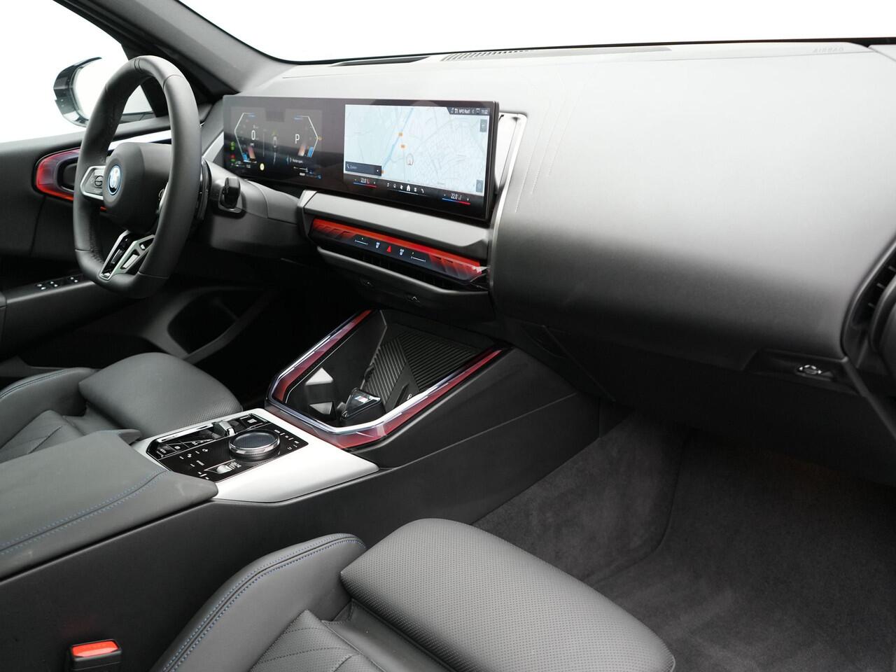 BMW X3 30e xDrive M Sport PRO Plug In Hybrid 299pk PHEV | Panodak | Trekhaak af Fabriek | Adaptive Cruise | 21"L.M | 360 Camera | Head Up | Harman Kardon | Lederen Sportstoelen Memory & Verwarmd | Widescreen | Navigatie | DAB |