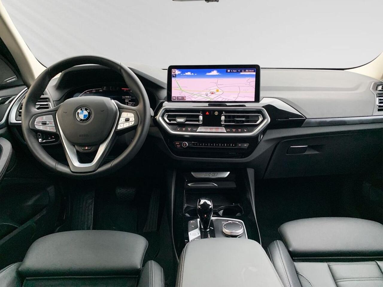 BMW X3 xDrive20i ACC Trekhaak Leder Sportstoelen Live Cockpit Harman Kardon Stoelverwarming Stuurverwarming