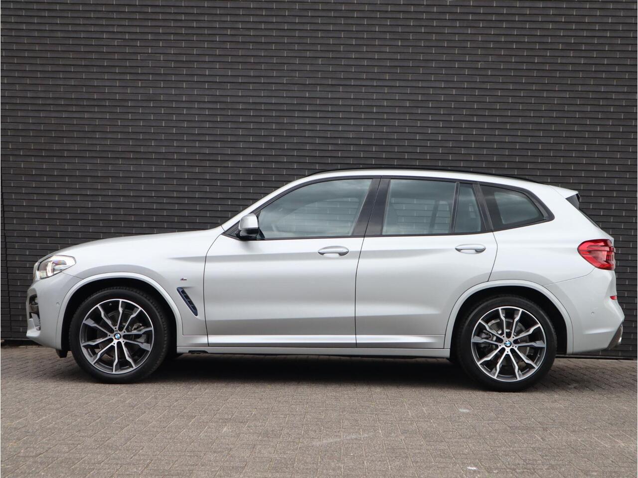 BMW X3 xDrive20i High Executive M Sport Pakket Automaat / Navigatiesysteem Professional / Trekhaak / Achteruitrijcamera / Leder / 20 Inch / Hifi / Shadow Line / Stoelverwarming / LED-koplampen / DAB+