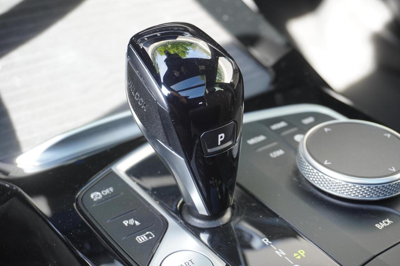 BMW X3 xDrive30e High Executive | Glazen panoramadak | BMW Head-Up Display | Elektrisch verwarmde voorstoelen | Geluidswerende ramen | Achteruitrijcamera