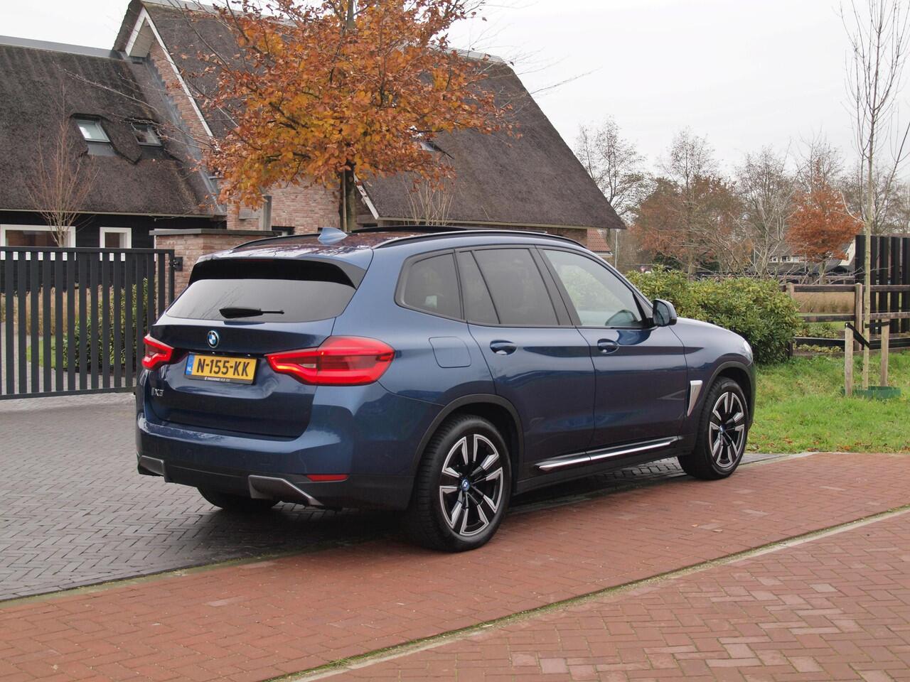 BMW X3 iX3 Executive 80 kWh | SOH 100% | Panoramadak | Sfeerverlichting | Camera | Apple Carplay | NL-Auto |
