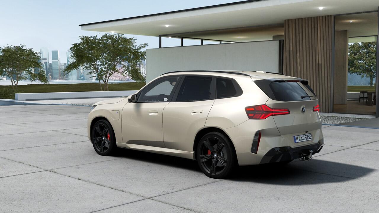 BMW X3 30e xDrive M Sport Automaat / Panoramadak / Trekhaak / Sportstoelen / Adaptieve LED / Stoelventilatie / Parking Assistant Plus / Stuurverwarming