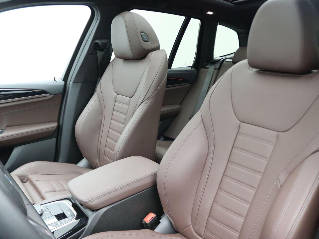 BMW X3 xDrive20d M Sportpakket | Innovation Pack | Trekhaak | Panoramadak | Head- Up Display | Laserlight | 20"