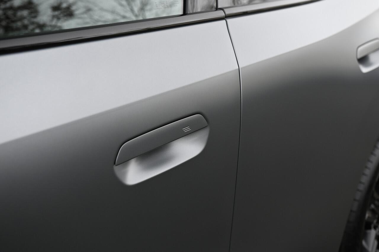 BMW X3 20 xDrive M Sport Automaat / Panoramadak / Trekhaak / Sportstoelen / Parking Assistant Plus / Adaptieve LED / Comfort Access