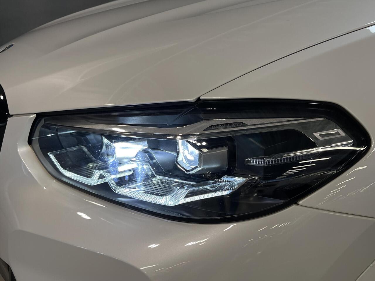 BMW X3 xDrive30e High Executive M Sport 19"/Leder/Panoramadak/Harman Kardon/Dodehoek/Sport Steering/Stoelverwarming/Sfeerverlichting/Camera/Apple Carplay & Android Auto