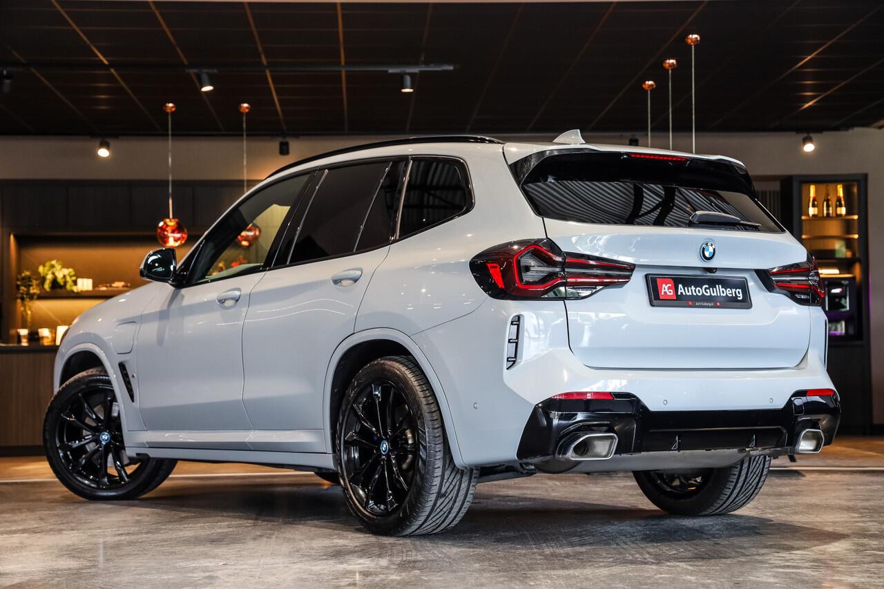 BMW X3 xDrive30e High Exe M-Sport Brooklyn Grau, M-Sportstoelen Leder met Memory/ Verwarming/ Lendeverst. Pano, Black Optic, ACC, Head-Up,Harman-Kardon, DAB, BMW Live Dash, Keyless, Driving Ass, Camera, Rollo's, Parkeer Ass/ Opberg/ Spiegel Pakket, 20''