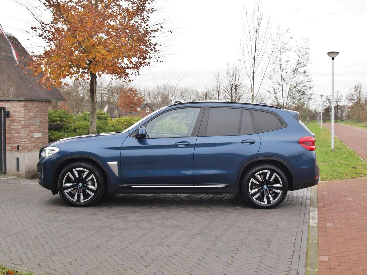 BMW X3 iX3 Executive 80 kWh | SOH 100% | Panoramadak | Sfeerverlichting | Camera | Apple Carplay | NL-Auto |
