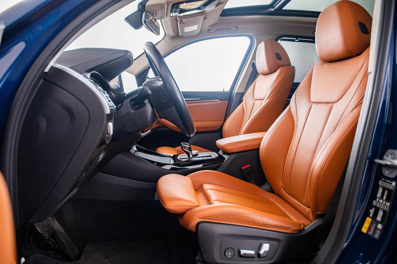 BMW X3 xDrive30e Panoramadak - Sportstoelen - Elektrisch verwarmde voorstoelen - Geluiddempende/Getinte Ruiten - zonneschermen - Comfort Access - Ambiance verlichting - Parking Assistant -