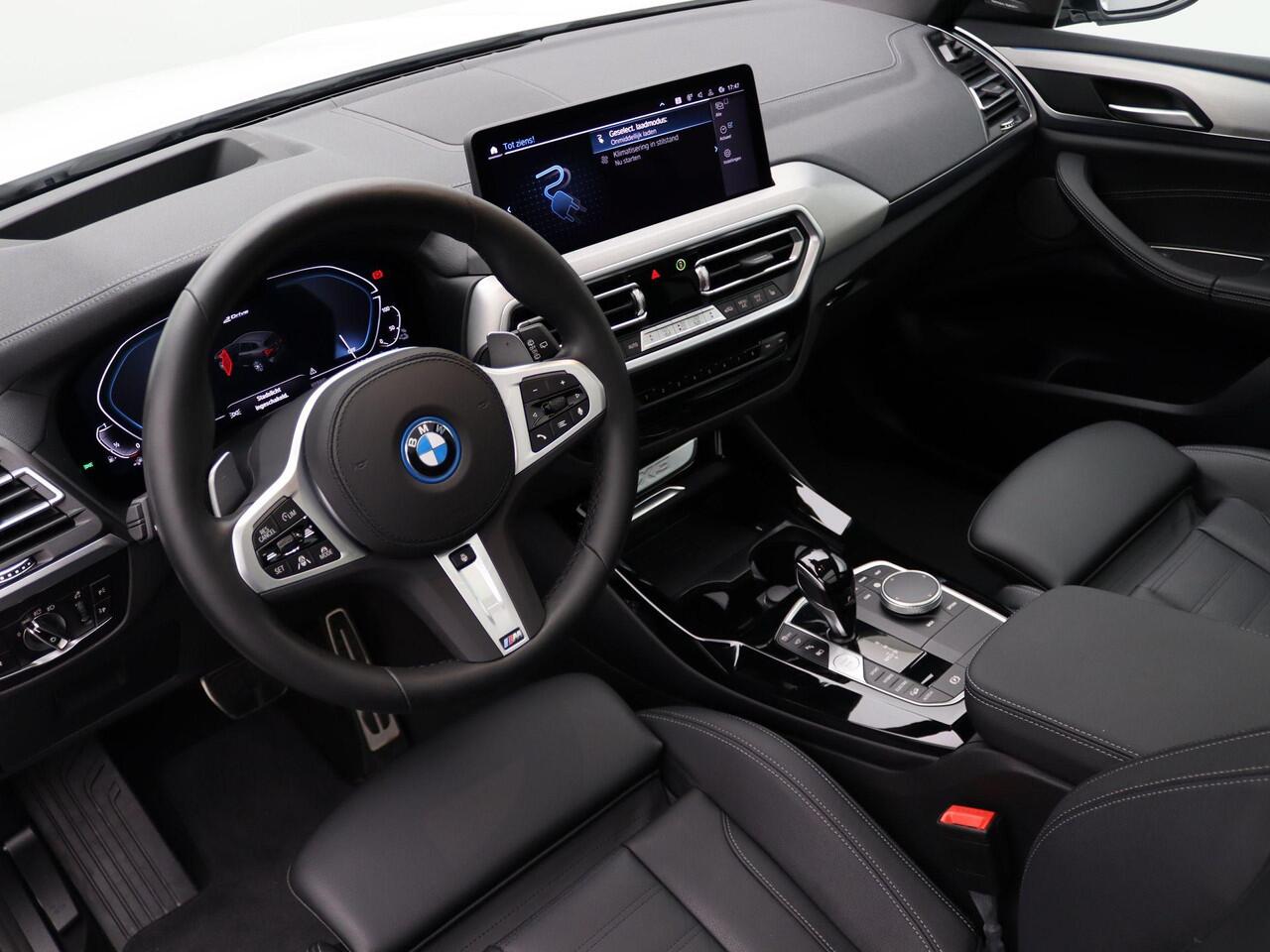 BMW X3 xDrive30e High Executive | M Sportpakket | Safety Pack | Adaptief Onderstel | Stuurwielrand Verwarmd | Panoramadak | Driving Assistant Professional | Head-Up Display | Harman Kardon | 20''