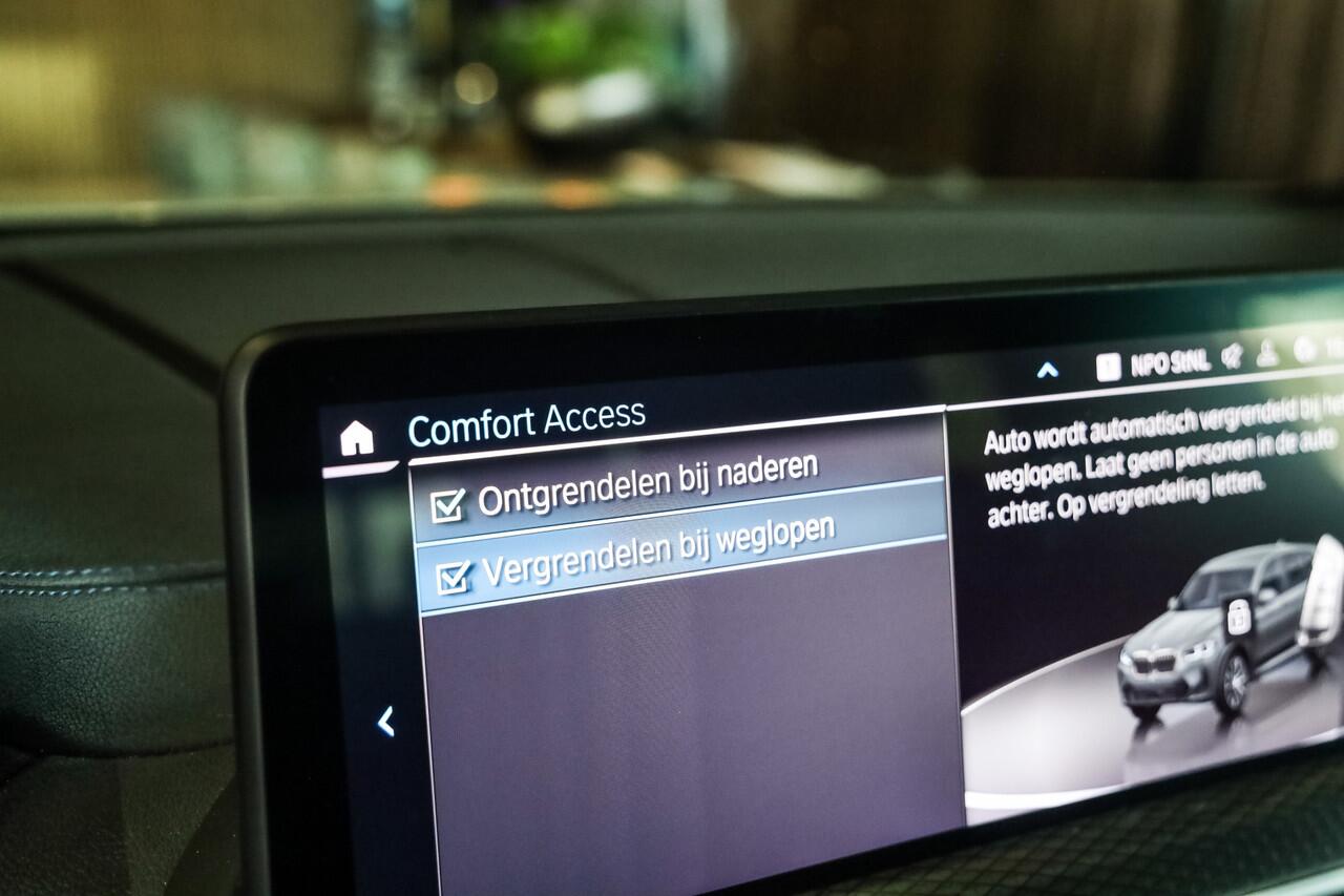 BMW X3 xDrive30e High Exe M-Sport Brooklyn Grau, M-Sportstoelen Leder met Memory/ Verwarming/ Lendeverst. Pano, Black Optic, ACC, Head-Up,Harman-Kardon, DAB, BMW Live Dash, Keyless, Driving Ass, Camera, Rollo's, Parkeer Ass/ Opberg/ Spiegel Pakket, 20''