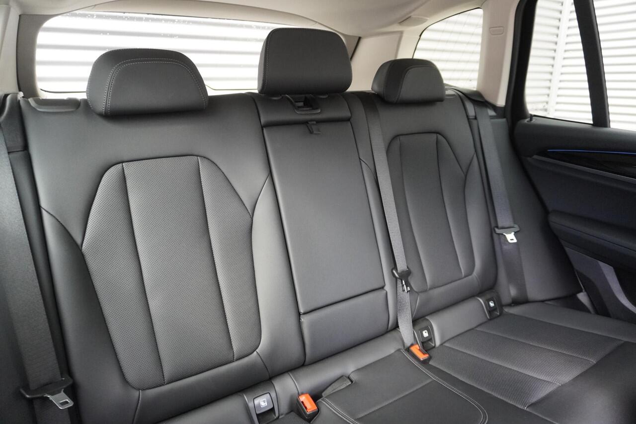 BMW X3 xDrive30e Trekhaak met elektrisch wegklapbare kogel | Parking Assistant Plus | Extra getint glas | 19 inch LM Y-spaak (Styling 693) in Ferric Grau