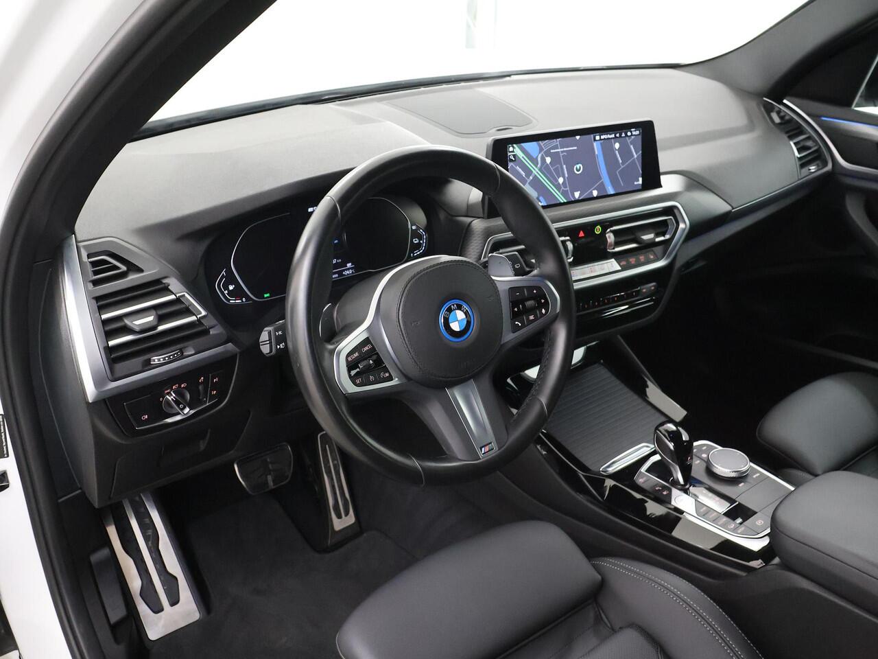 BMW X3 xDrive30e High Executive M-Sport | Navigatie | Parkeercamera | Stoelverwarming | Keyless Go | Sportstoelen | ShadowLine | Ele.kofferdeksel | Apple CarPlay/Android Auto |