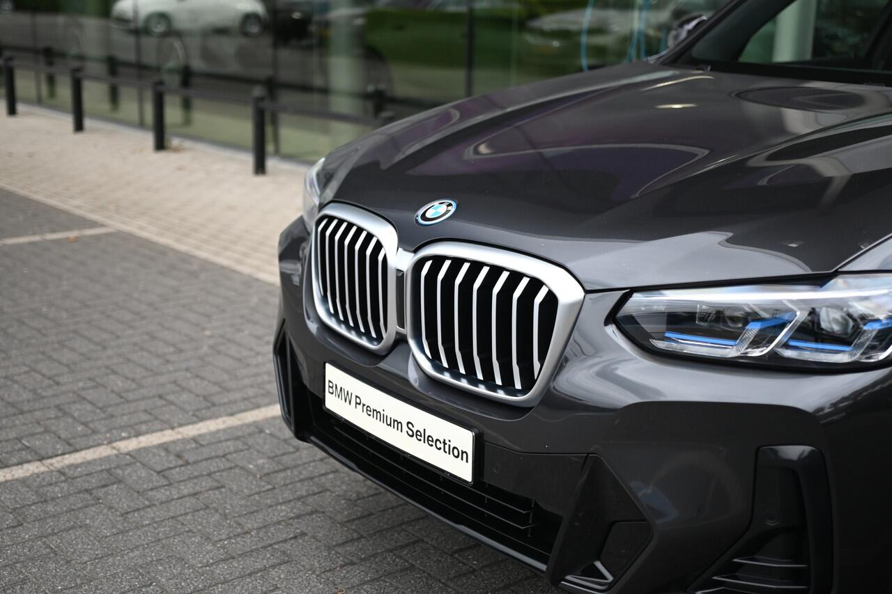 BMW X3 xDrive30e High Executive M Sport Automaat / Panoramadak / Trekhaak / Laserlight / Sportstoelen / Comfort Access / Head-Up / Stoelverwarming / Live Cockpit Professional