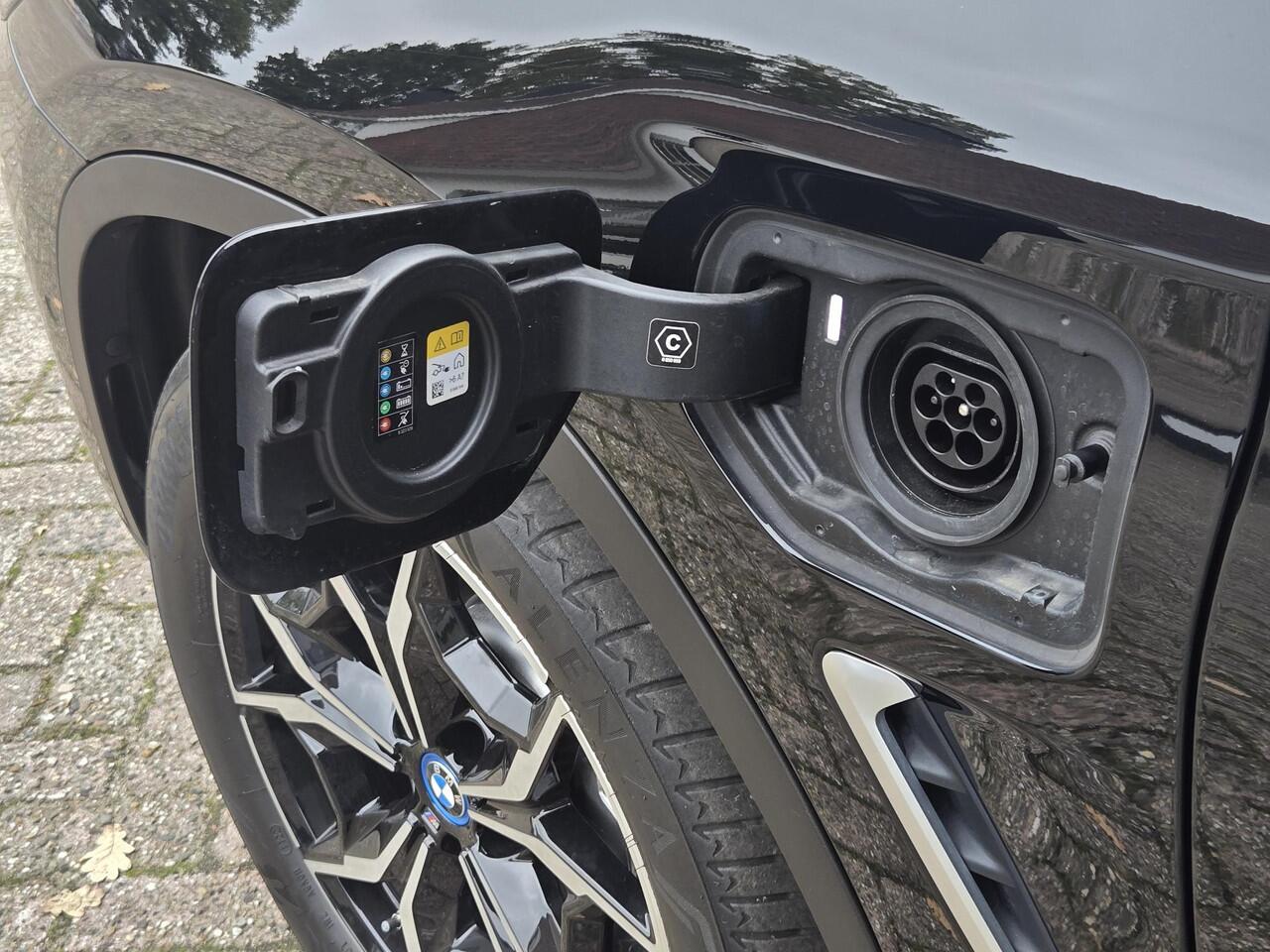 BMW X3 xDrive30e LCI | SPORTSTOELEN | LEDER | PANORAMADAK | CAMERA | TREKHAAK |