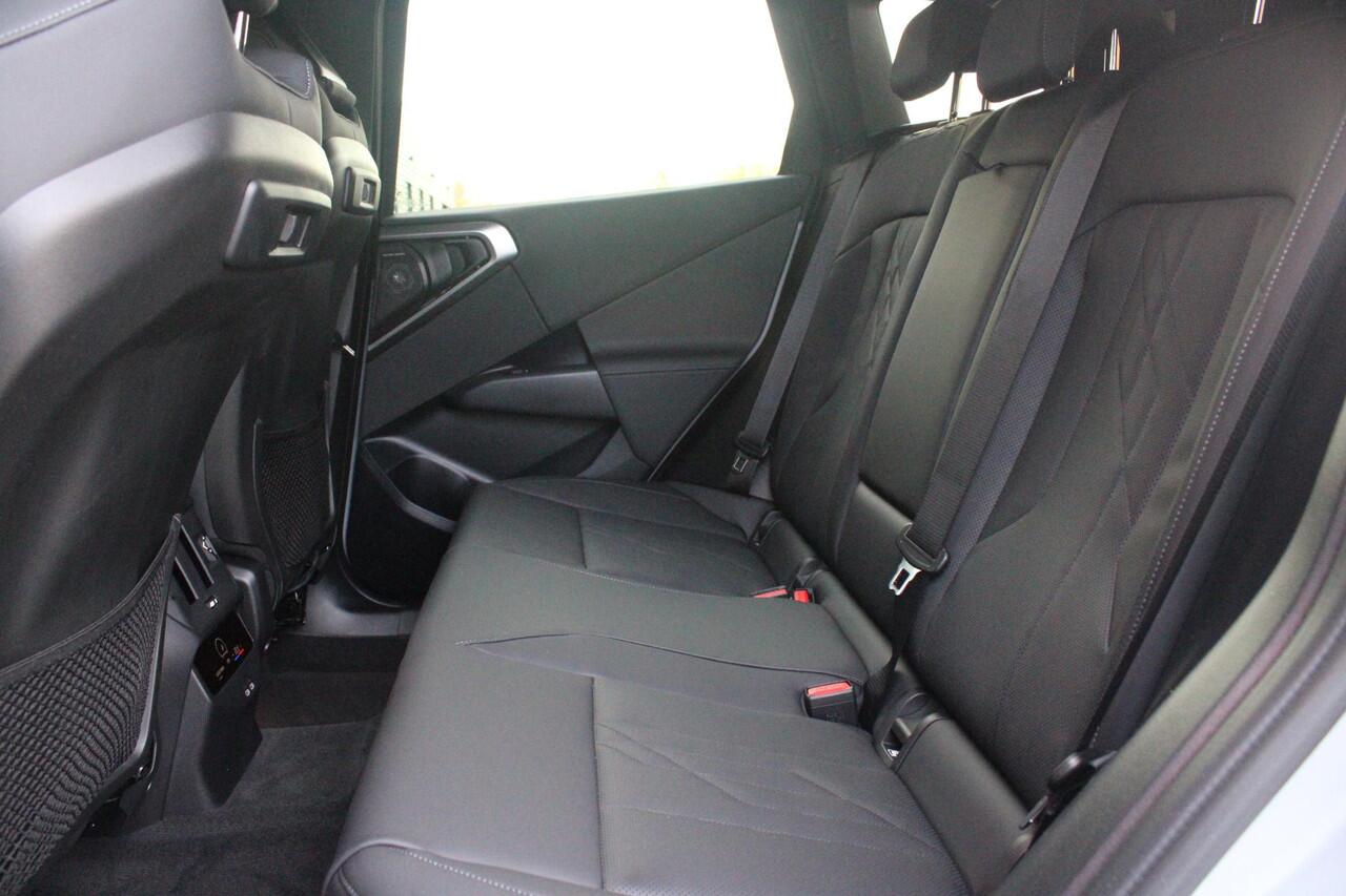 BMW X3 30e xDRIVE M-SPORT 299PK | M-SPORTPAKKET 337 MET O.A. M AERODYNAMICA PAKKET - SHADOWLINE RAAMOMLIJSTING - M-SPORT ONDERSTEL - M-INTERIEUR PAKKET - VEGANZA LEDEREN BEKLEDING - M-SPORT INTERIEURLIJSTEN - M-SPORTSTUUR - M ZWARTE HEMELBEKLEDING | PREMIUM PACK