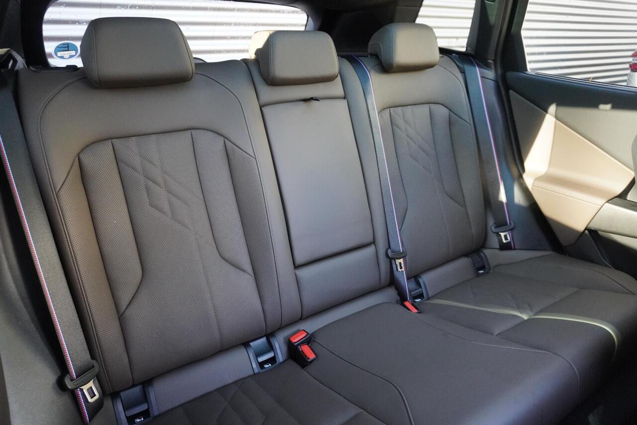 BMW X3 30e xDrive M Sportpakket Pro | Comfort Pack | Trekhaak met elektrisch wegklapbare kogel | 2 Glazen panoramadak | HIFI System Harman Kardon | Driving Assistant Professional