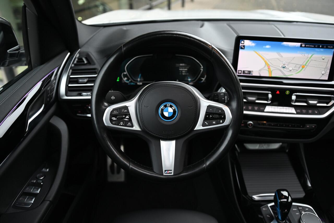 BMW X3 iX3 Executive / Trekhaak / Panoramadak / Sportstoelen / Achteruitrijcamera / Adaptieve LED / Live Cockpit Professional / Adaptief onderstel