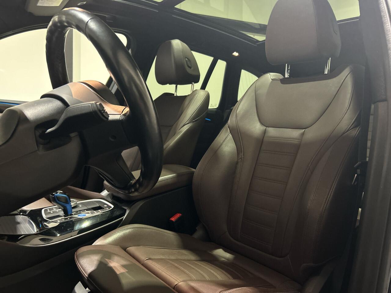 BMW X3 iX3 High Executive 80 kWh | Panoramadak | Lederen bekleding | HUD | 21 inch Velgen | Sportstoelen | M - Sport | SoH (batterijcheck) 96,9 % score!